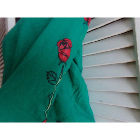 Hollister California graphic cropped tee XS NWOT roses and tiger - Picture 2 of 3